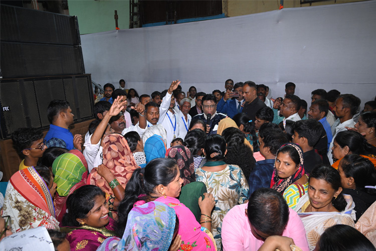 On January 13 and 14, 2024, thousands gathered for Grace Ministry's two-day prayer meeting at Sion on the Mumbai grounds. The two-day prayer assembly drew attendees from around Mumbai in Koliwada, Dharavi.